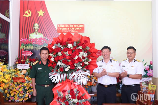 Vùng 3 Hải quân thăm, chúc mừng các cơ quan báo chí nhân kỷ niệm 101 năm Ngày Báo chí cách mạng Việt Nam