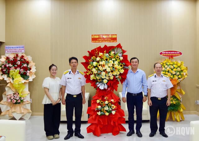 Vùng 3 Hải quân thăm, chúc mừng các cơ quan báo chí nhân kỷ niệm 101 năm Ngày Báo chí cách mạng Việt Nam