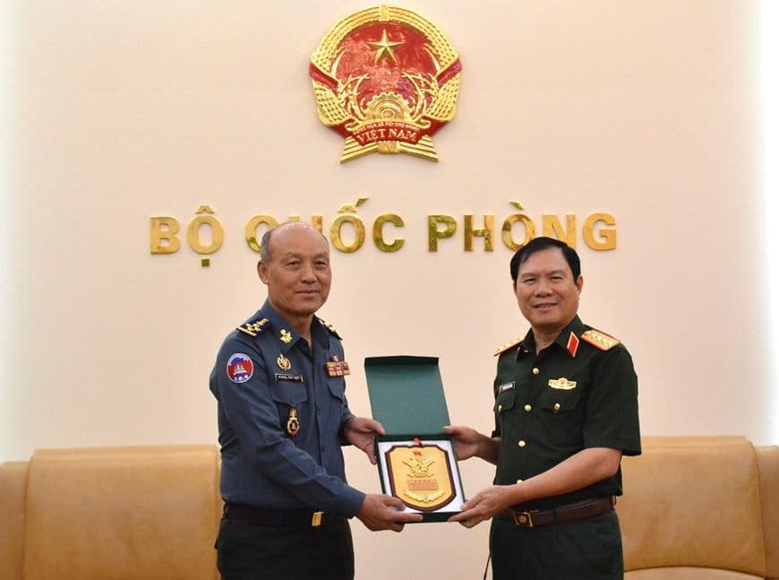 Đại tướng Nguyễn Tân Cương tiếp Phó tổng Tư lệnh Quân đội Hoàng gia Campuchia