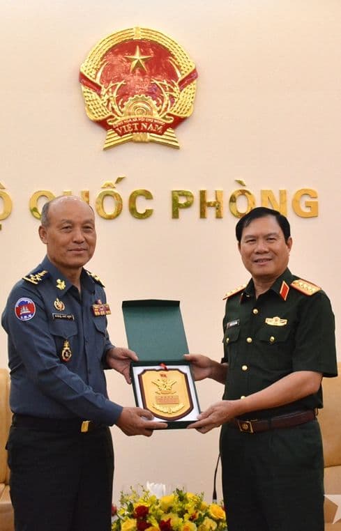 Đại tướng Nguyễn Tân Cương tiếp Phó tổng Tư lệnh Quân đội Hoàng gia Campuchia