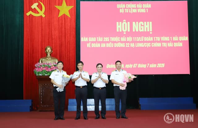 Đoàn An điều dưỡng 22 Hạ Long tiếp nhận Tàu 285