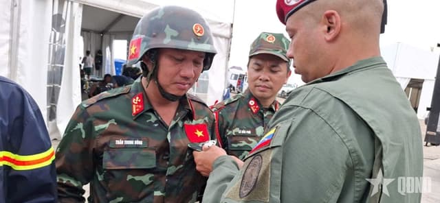Đoàn Việt Nam được trao Huy chương "Anh hùng Venezuela"