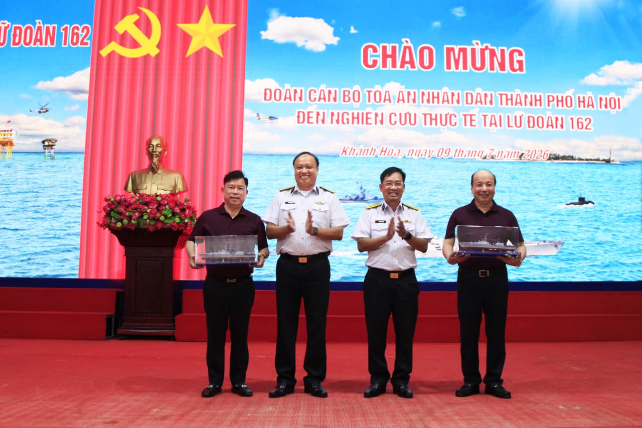 Tòa án nhân dân thành phố Hà Nội tham quan, tìm hiểu thực tế tại Lữ đoàn 162