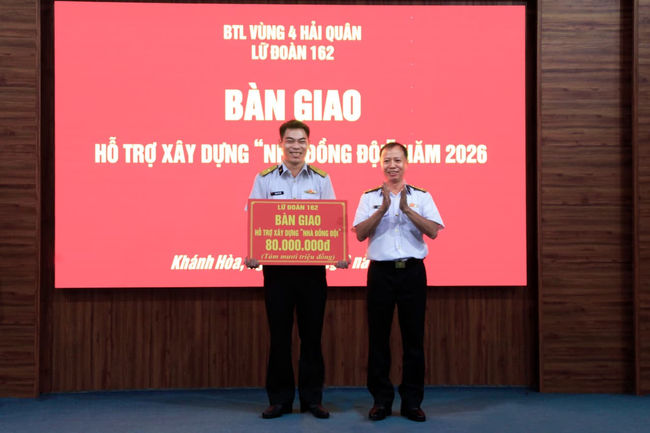 Lữ đoàn 162 bàn giao kinh phí hỗ trợ xây dựng nhà đồng đội