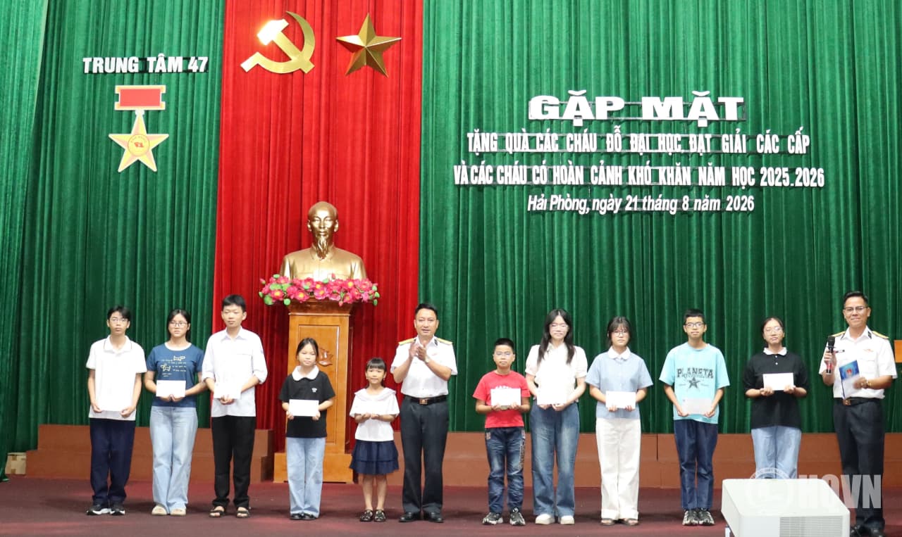 Trung tâm 47 gặp mặt con quân nhân đỗ đại học và đạt giải