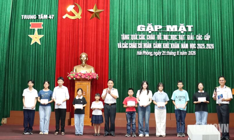 Trung tâm 47 gặp mặt con quân nhân đỗ đại học và đạt giải