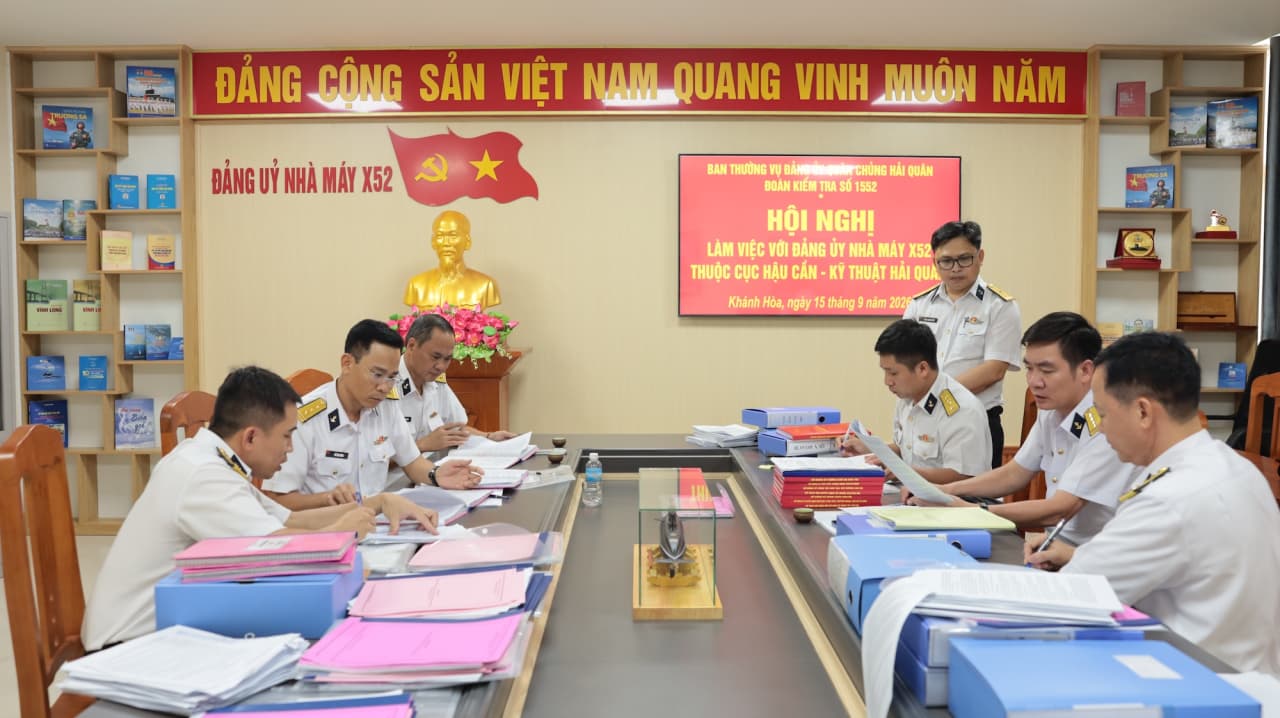 Đoàn kiểm tra của Đảng ủy Quân chủng Hải quân làm việc với Đảng ủy Nhà máy X52