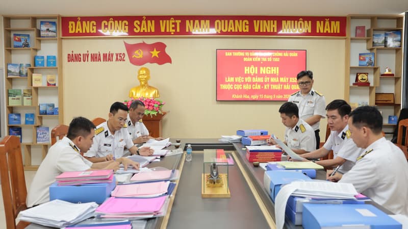 Đoàn kiểm tra của Đảng ủy Quân chủng Hải quân làm việc với Đảng ủy Nhà máy X52
