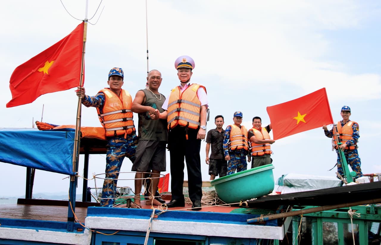 Vùng 1 Hải quân đồng hành với ngư dân vươn khơi bám biển