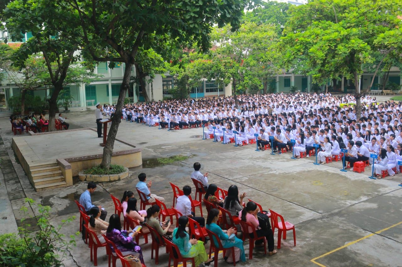 Gần 1.500 giáo viên, học sinh Trường THPT Nguyễn Văn Trỗi, Nha Trang nghe nói chuyện về biển, đảo