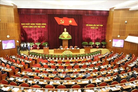 Đẩy mạnh phát triển kinh tế - xã hội, tăng cường xây dựng Đảng