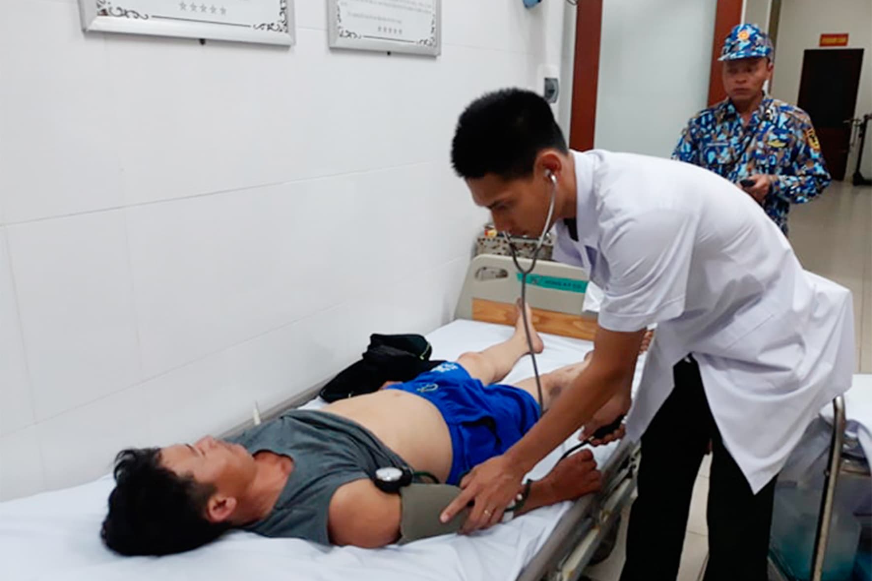 Ngư dân bị sốt do nhiễm khuẩn đã được Trung tâm Y tế thị trấn Trường Sa cấp cứu kịp thời