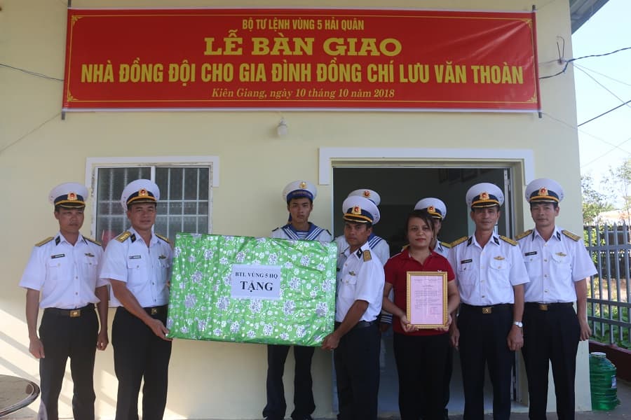Vùng 5 Hải quân bàn giao nhà đồng đội