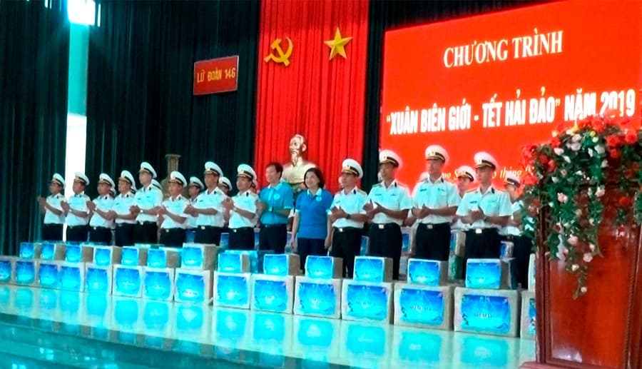 Câu lạc bộ “Tuổi trẻ vì biển, đảo quê hương”  tặng quà bộ đội Hải quân