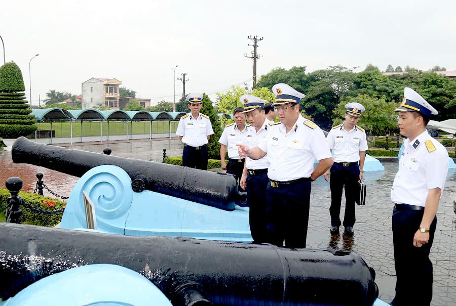 Phó Đô đốc Phạm Hoài Nam thăm và làm việc với Bảo tàng Hải quân