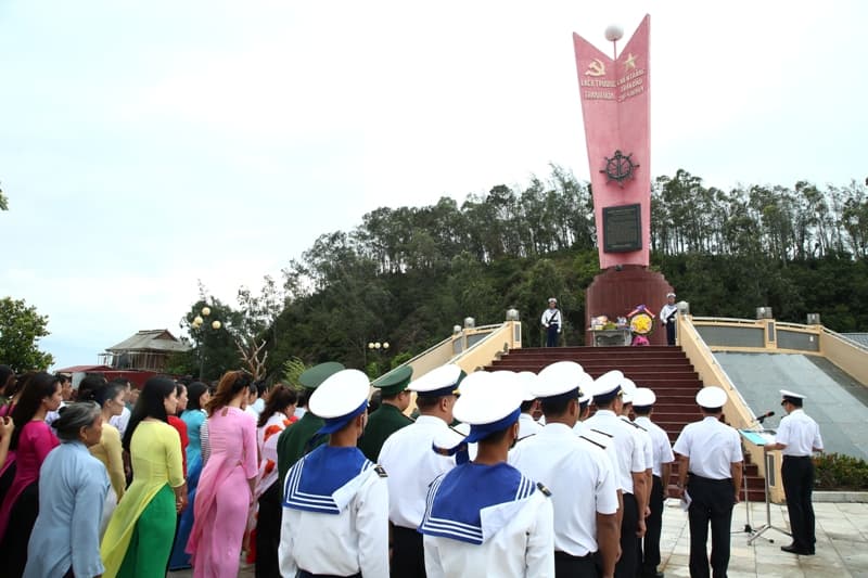 Các đơn vị Hải quân dâng hương kỷ niệm chiến công đánh thắng trận đầu