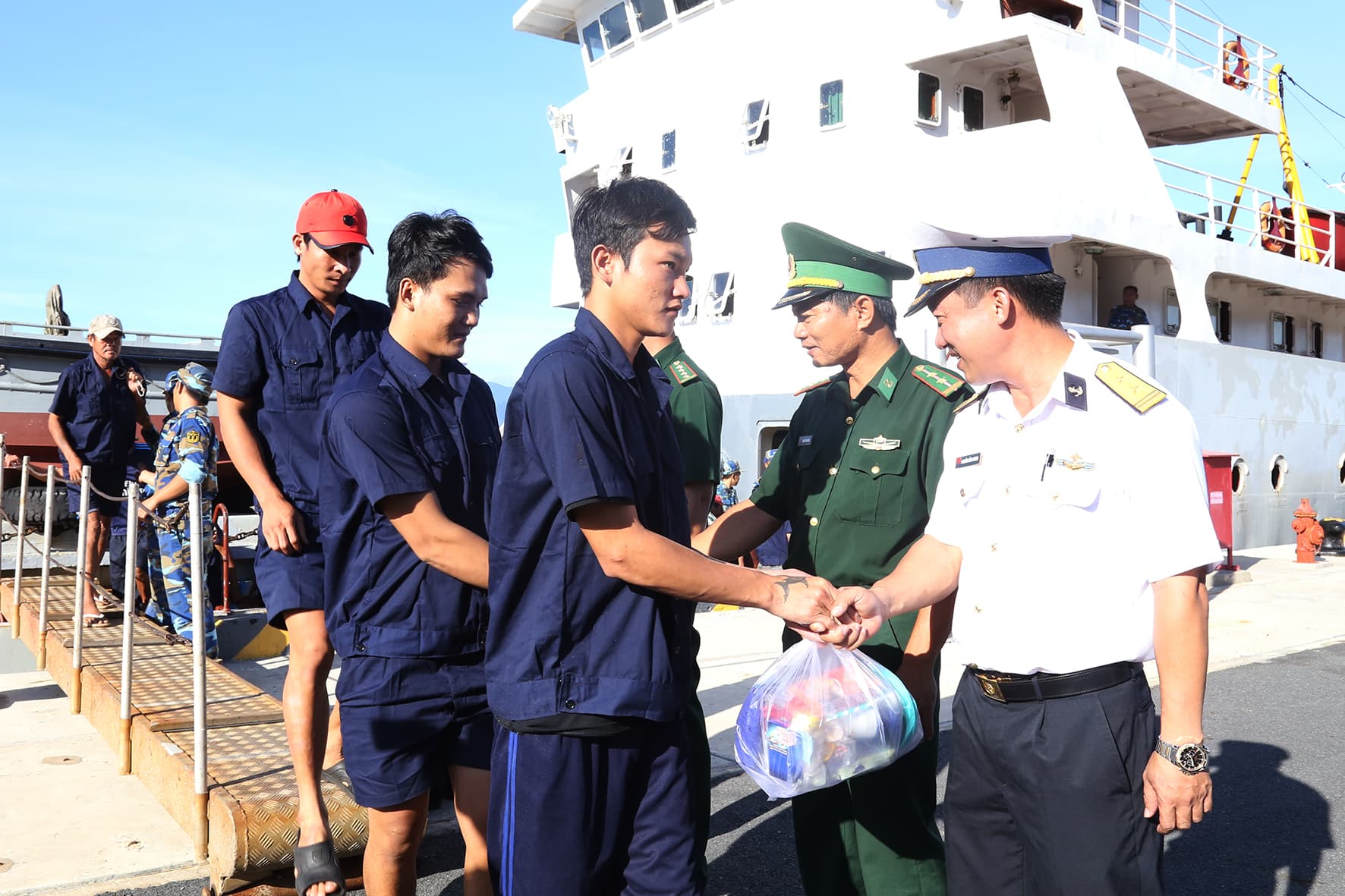 Tàu 522, Hải đội 413, Vùng 4 Hải quân: Đưa 31 ngư dân bị nạn trên biển vào bờ an toàn