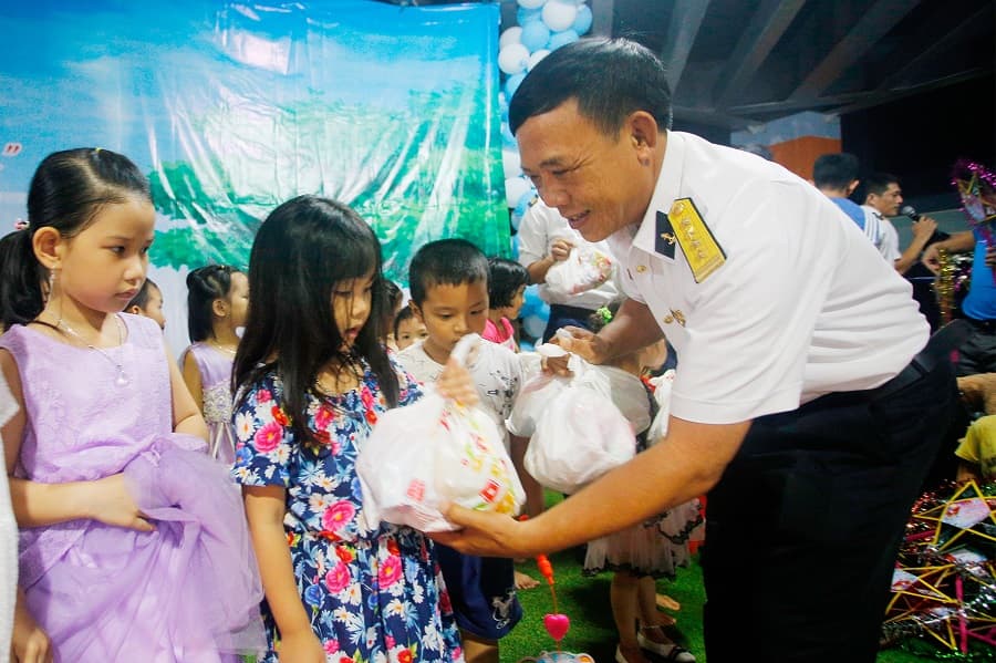 Câu lạc bộ “Tuổi trẻ vì biển, đảo quê hương” tặng 2.500 phần quà cho con quân nhân Vùng 4 nhân dịp Tết Trung thu