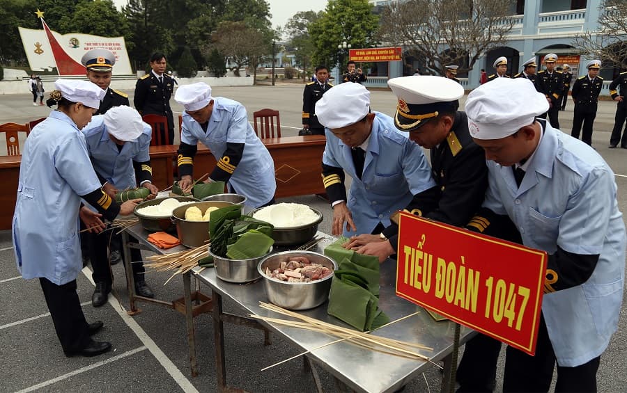 Tuổi trẻ Lữ đoàn 147 Hải quân thi gói bánh chưng xanh