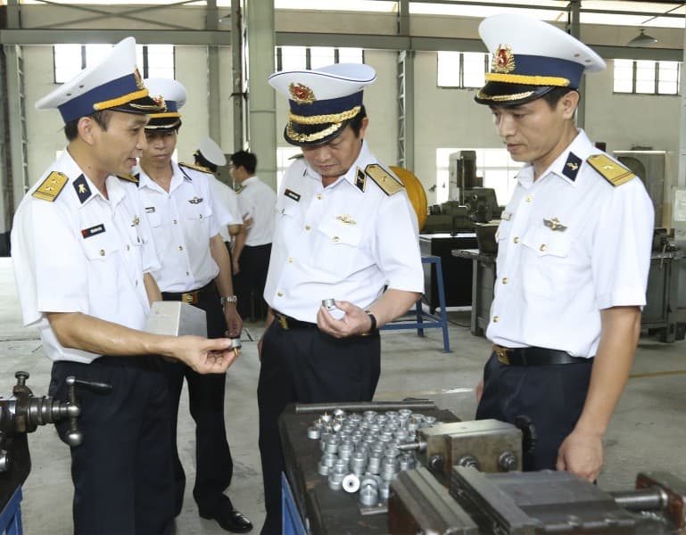 Chính ủy Hải quân thăm và nắm tình hình Nhà máy X48, Kho 706
