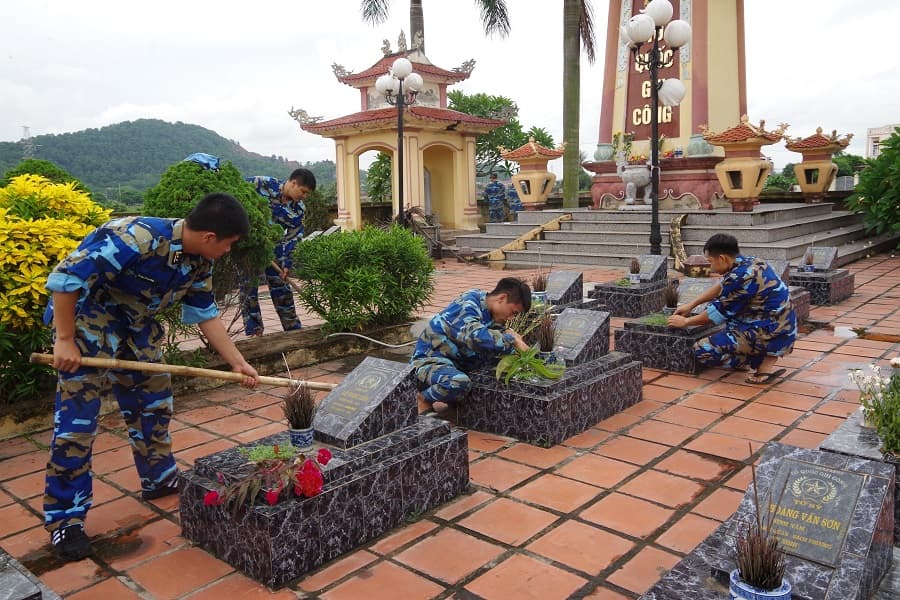 Lữ đoàn 679 tặng quà 14 gia đình chính sách