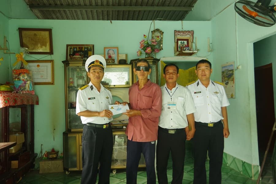 Vùng 2 Hải quân chăm lo Tết cho các gia đình chính sách và gia đình quân nhân có hoàn cảnh khó khăn