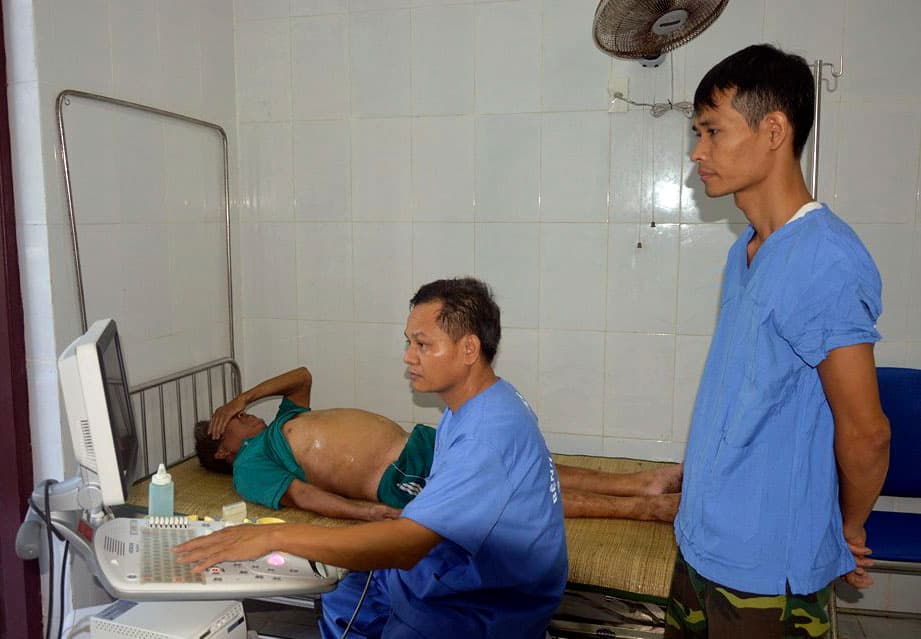 Bệnh xá đảo Song Tử Tây cấp cứu ngư dân bị suy thận