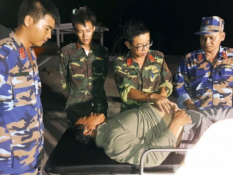 Bệnh xá đảo Song Tử Tây cấp cứu kịp thời ngư dân bị bệnh trên biển