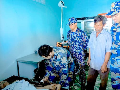 Ngư dân bị ngạt khí khi khai thác hải sản trên biển đã được đưa vào bờ