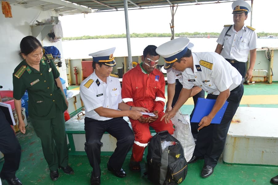 Tàu 743 Hải đoàn 129 Hải quân: Kịp thời cứu giúp ngư dân gặp nạn trên biển