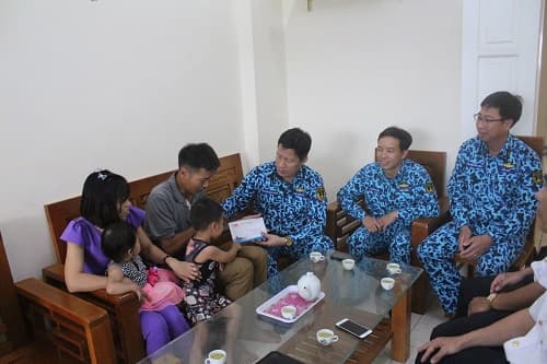 Lữ đoàn 189 Hải quân: Trao quà hỗ trợ của Quân chủng cho con quân nhân mắc bệnh tim bẩm sinh