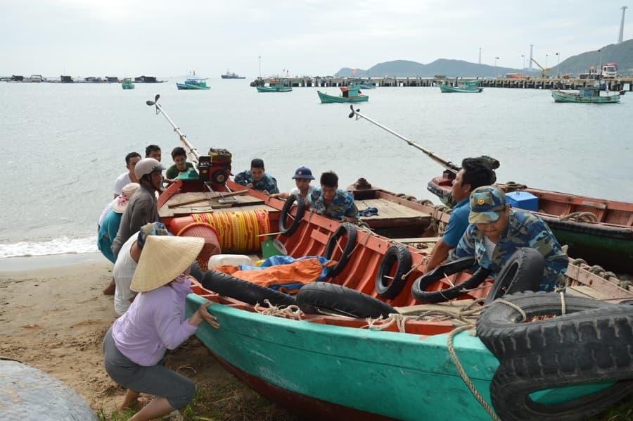Vùng 5 Hải quân khẩn trương giúp dân phòng chống bão số 16
