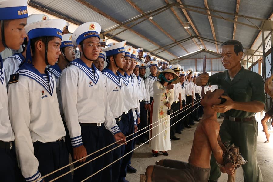Chiến sĩ mới Vùng 5 Hải quân tham quan di tích Nhà tù Phú Quốc