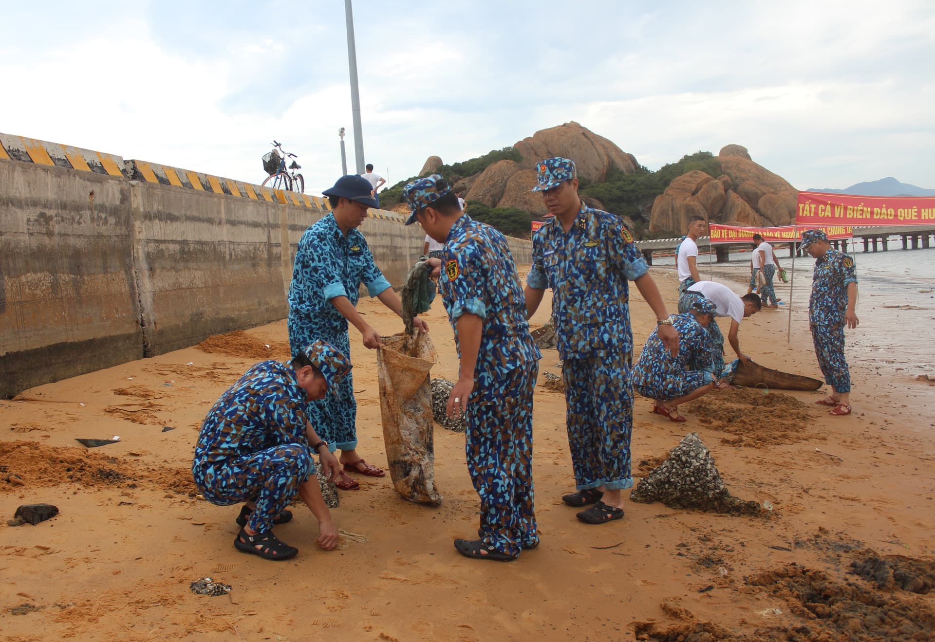 Lữ đoàn 189 chung tay "Chống rác thải nhựa, túi nilon"