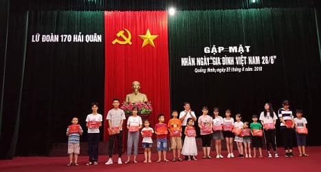 Lữ đoàn 170 Hải quân tặng quà 217 cháu học sinh giỏi