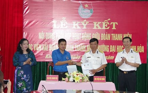 Đoàn Thanh niên Học viện Hải quân - Đoàn Thanh niên Trường Đại học Khánh Hòa ký kết chương trình phối hợp hoạt động