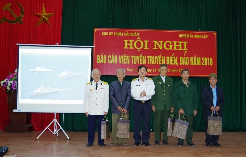 Cục Kỹ thuật Hải quân nói chuyện chuyên đề  và tặng quà gia đình chính sách tại Lạng Sơn