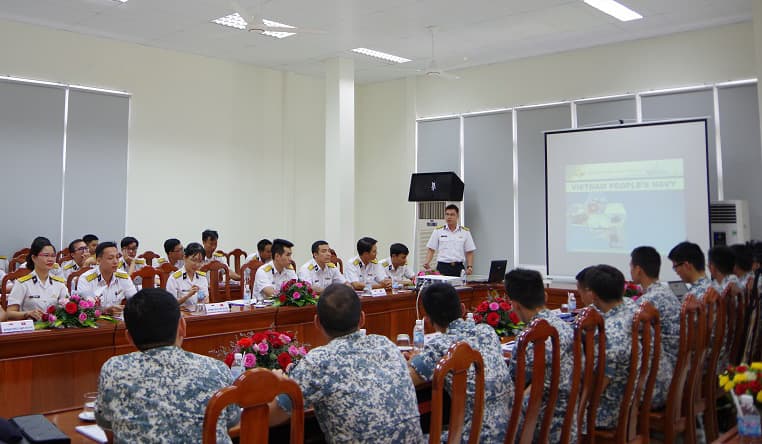 Đoàn sĩ quan trẻ và học viên Hải quân Singapore giao lưu với Học viện Hải quân Việt Nam