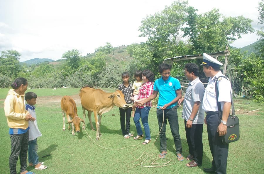 Những món quà ý nghĩa với đồng bào dân tộc xã Cam Thịnh Tây