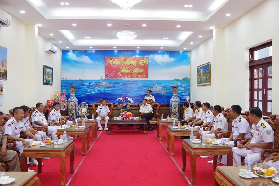 Đoàn sĩ quan Hải quân Hoàng gia Cam-pu-chia chúc Tết Hải quân nhân dân Việt Nam