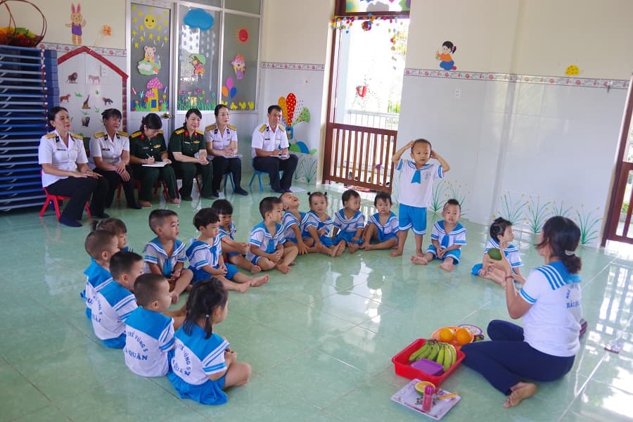 Ban Phụ nữ Quân đội thăm, kiểm tra Nhà trẻ Vùng 5 Hải quân