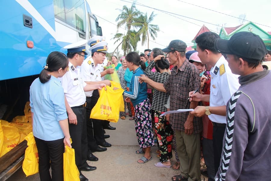 Gắn bó nghĩa tình với đồng bào dân tộc