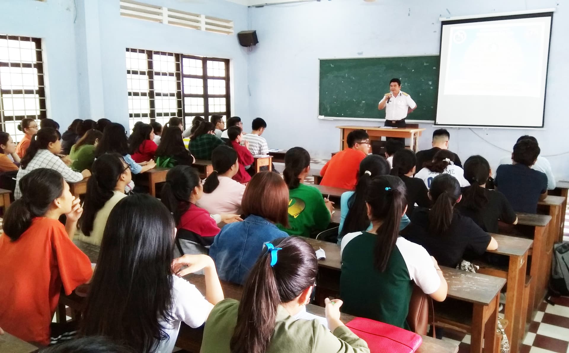 Hơn 900 sinh viên Trường Đại học Khánh Hòa dự nghe tuyên truyền biển, đảo