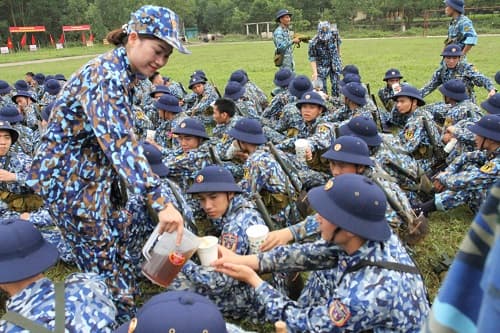 Phụ nữ Vùng 1 Hải quân đồng hành với chiến sĩ mới trong bắn đạn thật