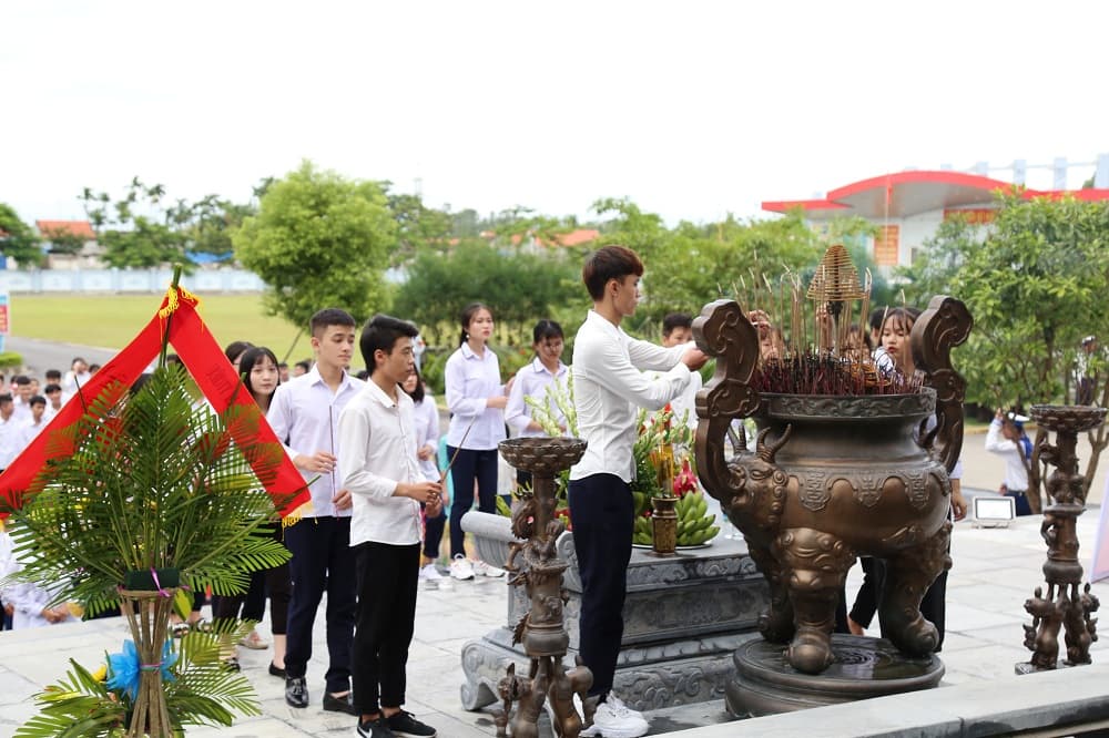 Hơn 200 cán bộ, giáo viên, học sinh trường THPT Nam Triệu dâng hương tại Đài tưởng niệm các anh hùng, liệt sĩ Đặc công Hải quân