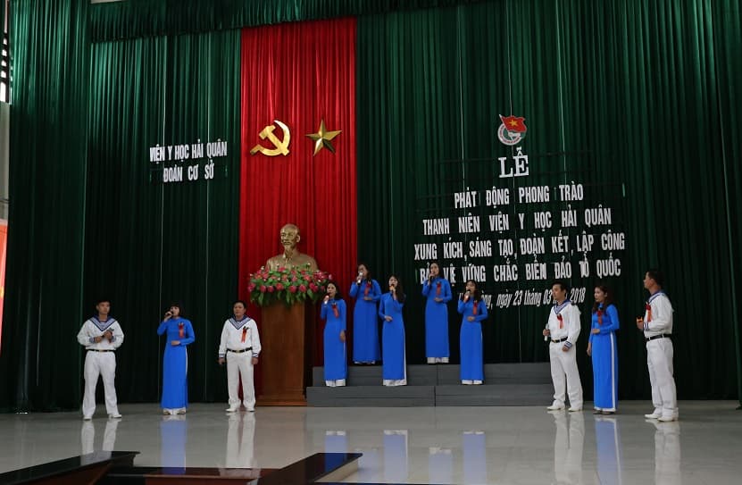 Cán bộ, đoàn viên Viện Y học Hải quân tham gia khám bệnh cho hơn 100 nghìn lượt người