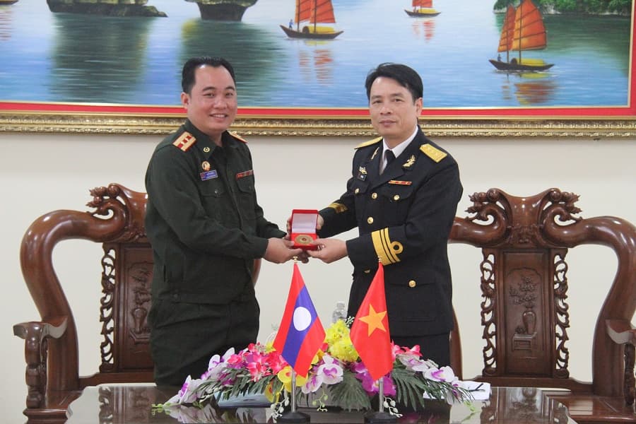 Đoàn cán bộ, sĩ quan trẻ Quân đội nhân dân Lào thăm Lữ đoàn 170 Hải quân