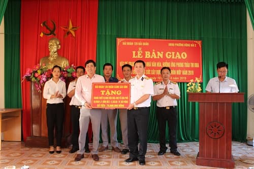 Hải đoàn 128 tặng 70 triệu đồng cho Nhà Văn hóa Hạ Đoạn 4