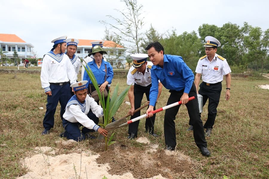 Bàn giao công trình thanh niên “Dừa Bến Tre với biển, đảo quê hương”
