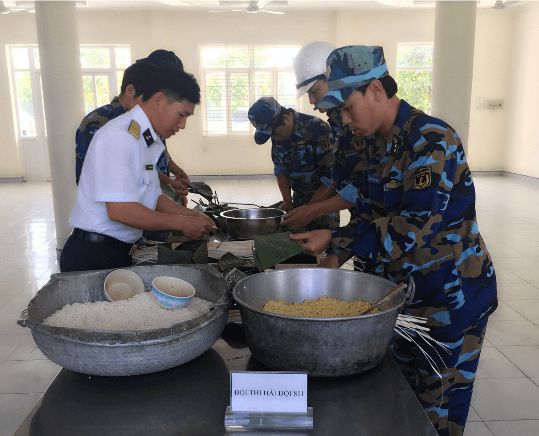 Lữ đoàn 125 Vùng 2 Hải quân thi gói bánh chưng